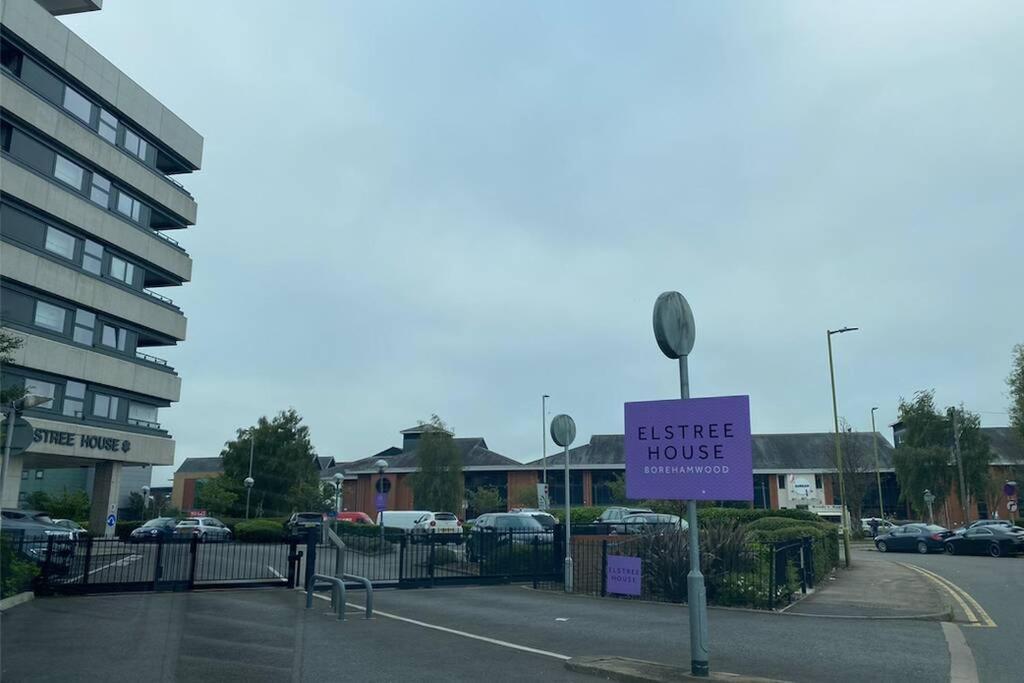 Luxury 1 Bedroom Apartment With Netflix & Parking Borehamwood Exteriér fotografie