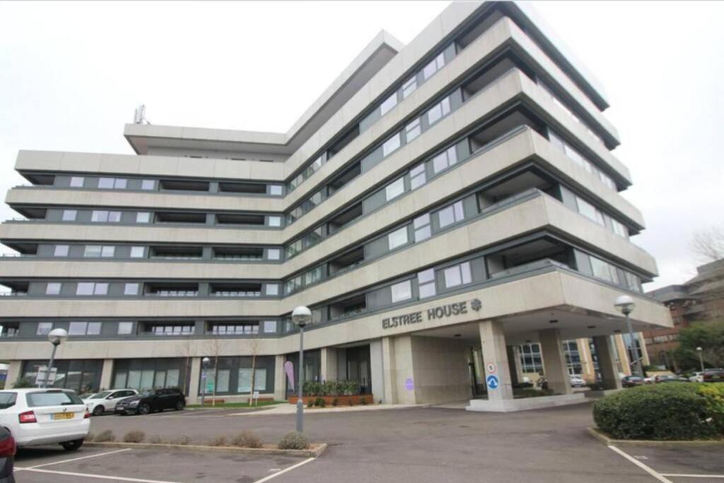 Luxury 1 Bedroom Apartment With Netflix & Parking Borehamwood Exteriér fotografie