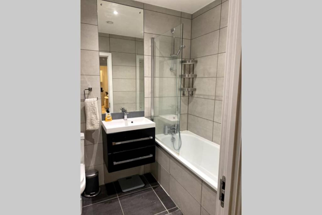 Luxury 1 Bedroom Apartment With Netflix & Parking Borehamwood Exteriér fotografie